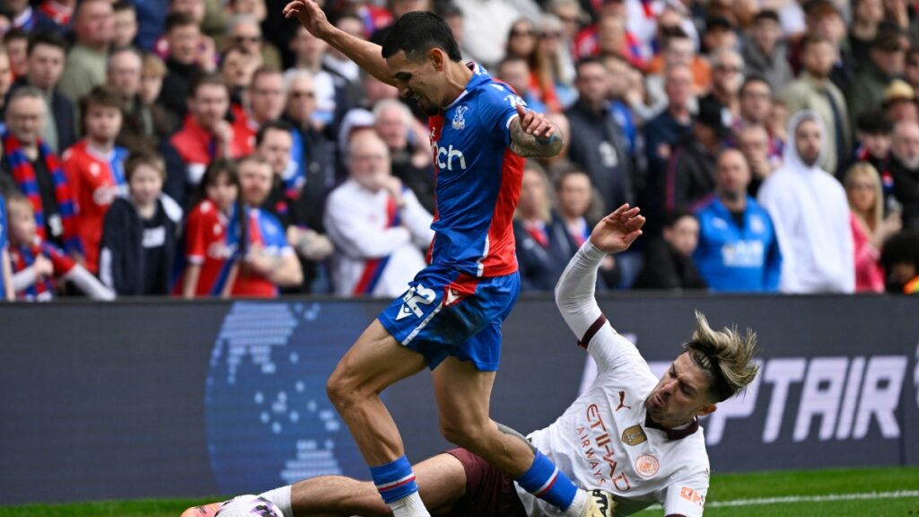 Daniel Muñoz en acción contra Grealish. Reuters