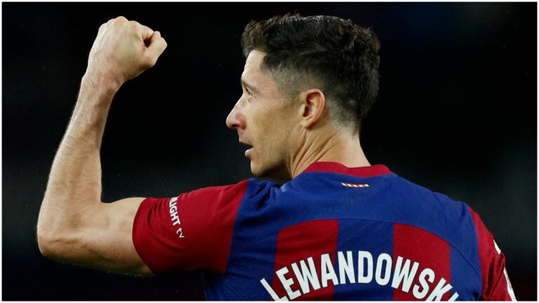 Robert Lewandowski salva al Barcelona ante Valencia para soñar con un milagro casi imposible