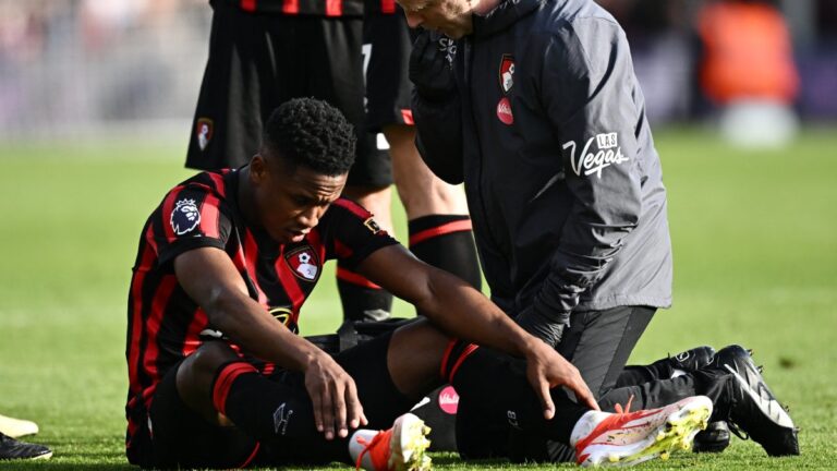 Duro golpe para el Bournemouth: Sinisterra vuelve a lesionarse en su regreso a las canchas ante el Manchester United