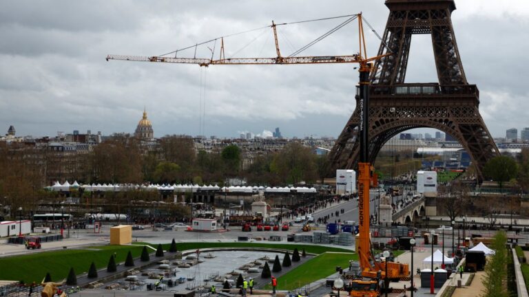 La Torre Eiffel afina detalles para recibir los Juegos Olímpicos Paris 2024