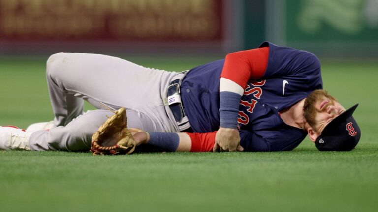 ¡Alarma en los Red Sox! Trevor Story se lesiona el hombro y abandona el juego ante Angels
