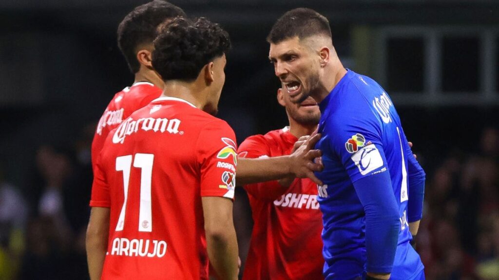 Tiago Volpi y Maxi Araújo casi se van a los golpes en la derrota de Toluca ante América