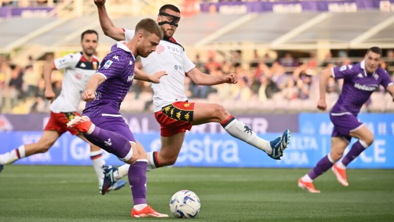 El Genoa de Johan Vásquez sale con un punto de su visita a la Fiorentina y se aleja del descenso