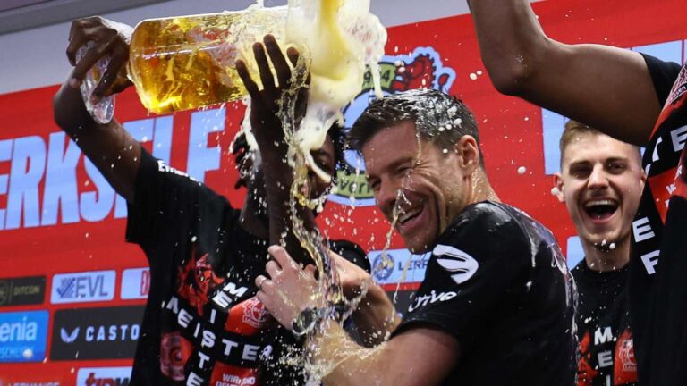 Lo jugadores del Leverkusen interrumpen la conferencia de Xabi Alonso… ¡Para bañarlo en cerveza!