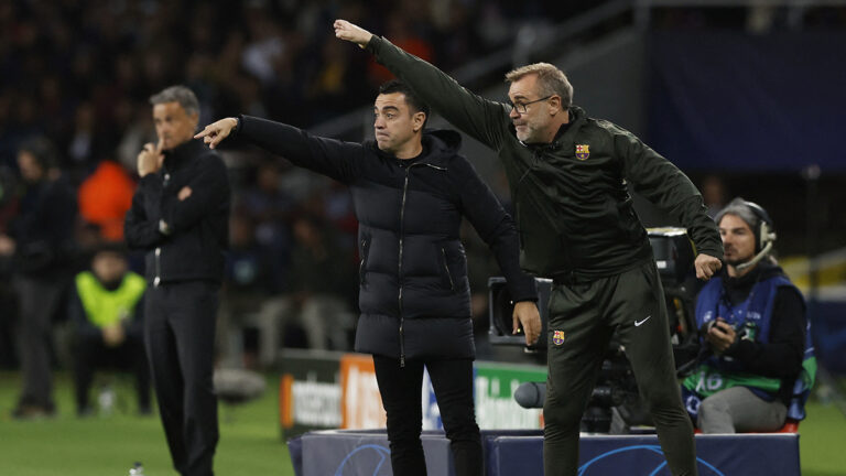 Xavi Hernández “enloquece”, patea el equipo de la UEFA y es expulsado