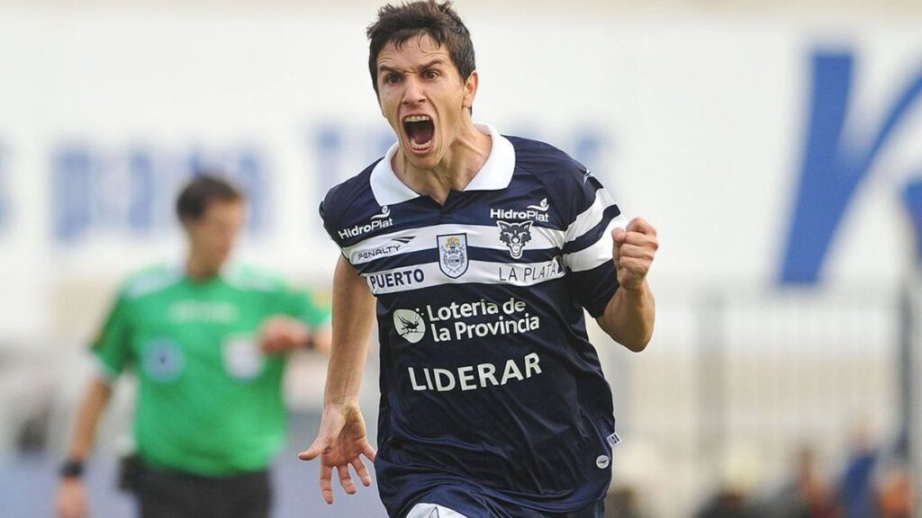 Nacho Fernández, con la camiseta de Gimnasia La Plata