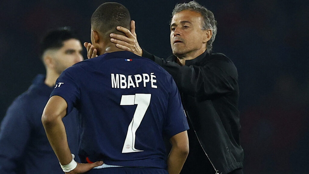 Luis Enrique consolando a Mbappé