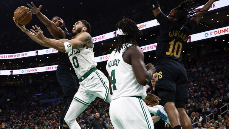 Derrick White y Jaylen Brown no tienen piedad de los Cavaliers y le dan la ventaja los Celtics en la serie