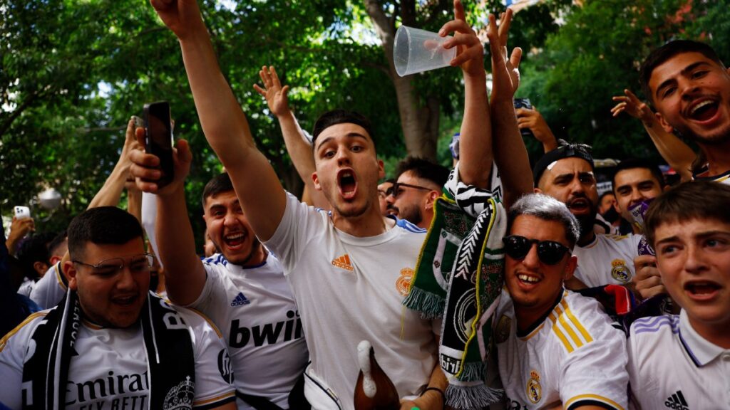 Afición recibe en masa al Real Madrid para las semifinales de la Champions League ante el Bayern Munich