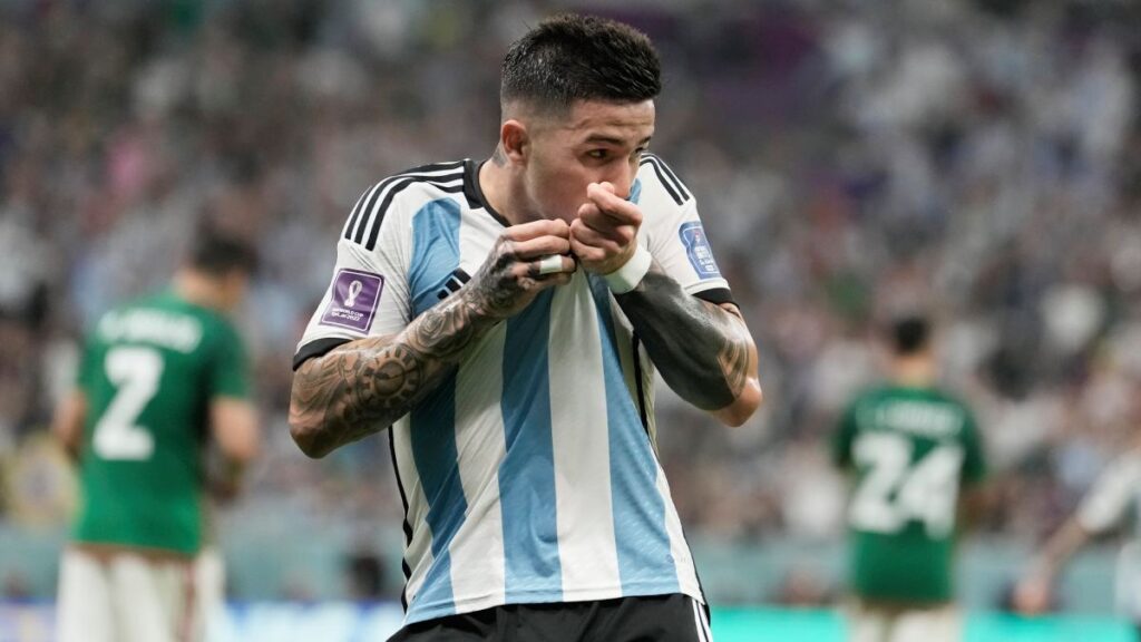 Enzo Fernández celebra su gol contra la selección mexicana