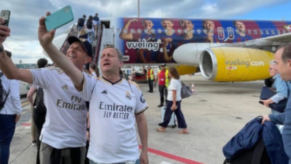 Los fans del Real Madrid no olvidarán su viaje a la final de la Champions League al realizarlo en un avión del cuadro femenil del Barcelona.