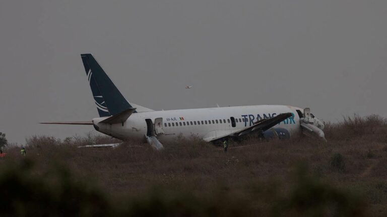 ¡Tragedia en Senegal! Un avión Boeing 737 se estrella tras salirse de la pista y se incendia