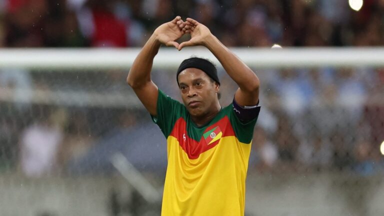 Ronaldinho, Cafú y Bebeto protagonizan emotivo partido en apoyo a las inundaciones en Brasil