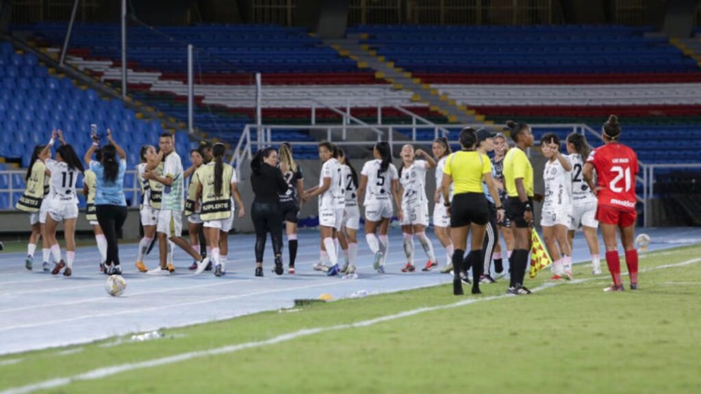 Jugadoras de Llaneros abandonando el terreno de juego | VizzorImage