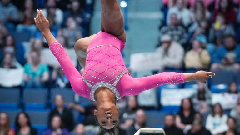 Simone Biles brilla en su retorno y luce lista rumbo a Paris 2024