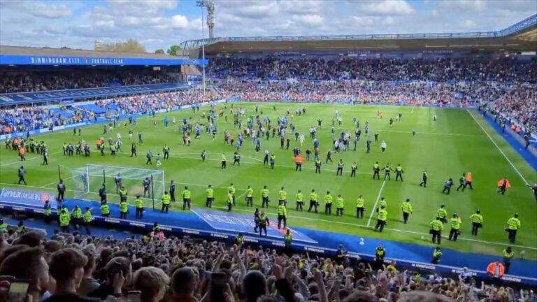 Birmingham City de Tom Brady baja a tercera división y la afición invade el campo