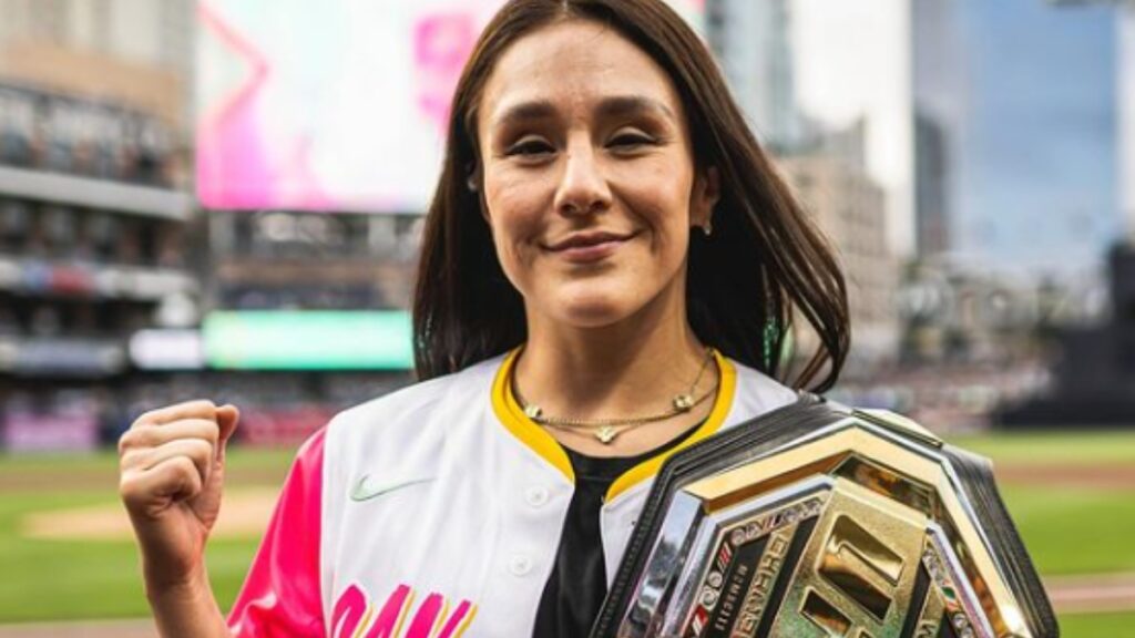 Alexa Grasso, la encargada de lanzar la primera bola en el Dodgers-Padres