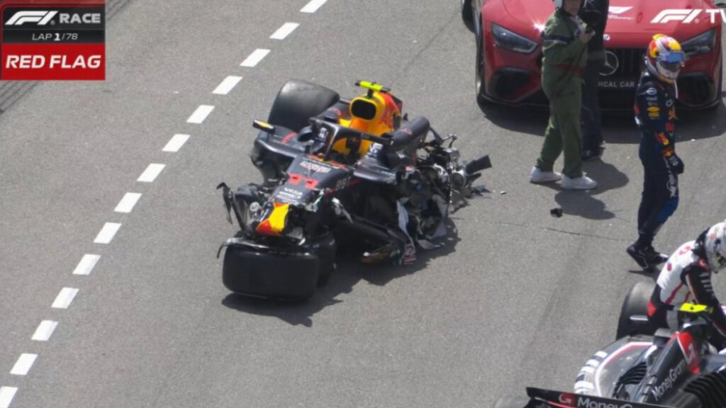 Checo Pérez, el piloto mexicano de Red Bull, ha salido del Gran Premio de Mónaco luego de un choque contra una de las barreras.