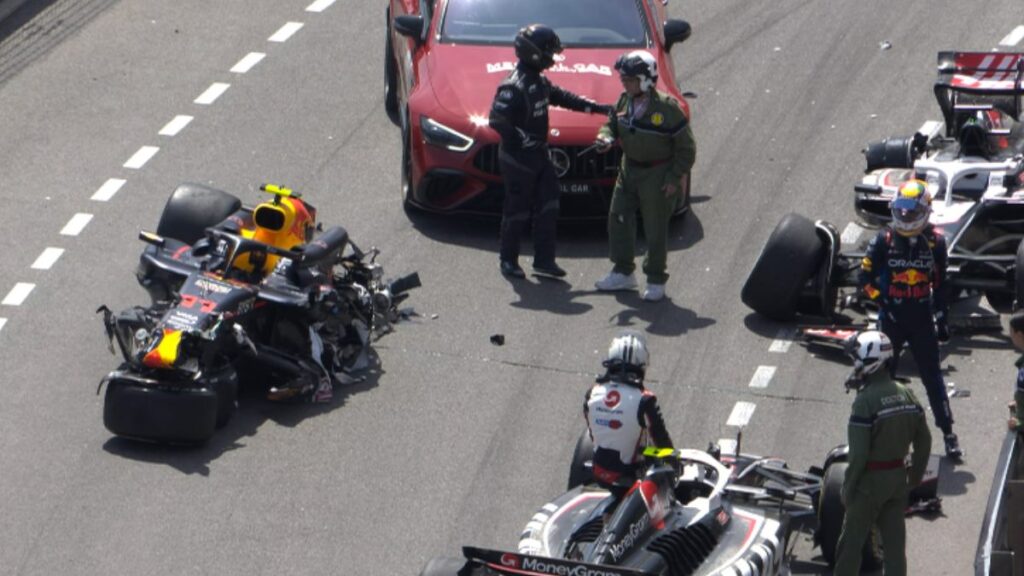 Checo Pérez, el piloto mexicano de Red Bull, ha salido del Gran Premio de Mónaco luego de un choque contra una de las barreras.