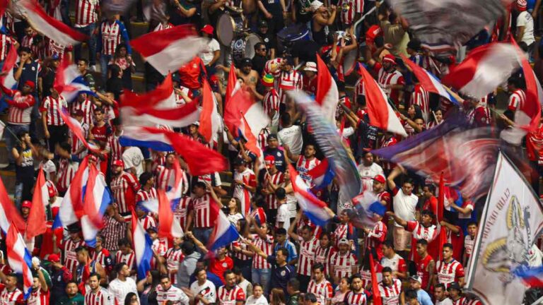 Chivas recibe sanción tras el Clásico Nacional de las semifinales en el Estadio Azteca