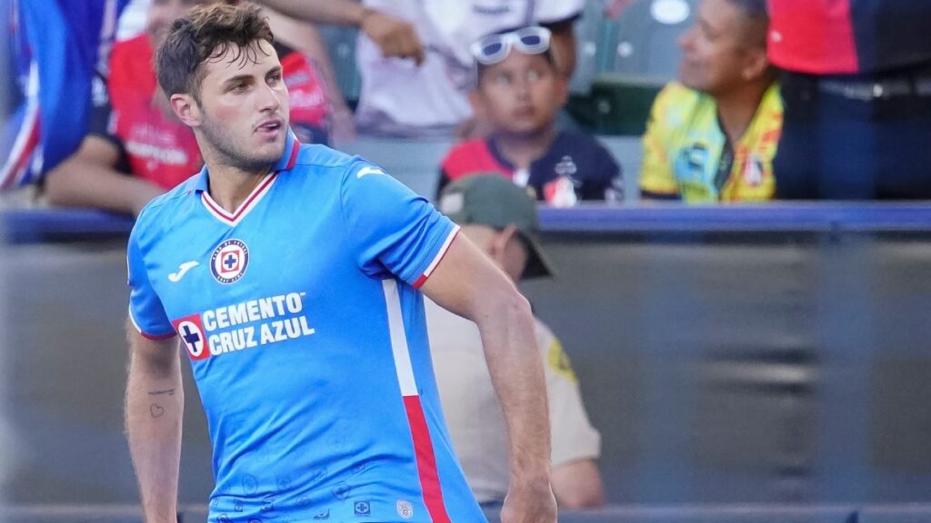 Santi Giménez no se olvida de Cruz Azul y les manda un mensaje de apoyo para su duelo de esta noche ante los Pumas.