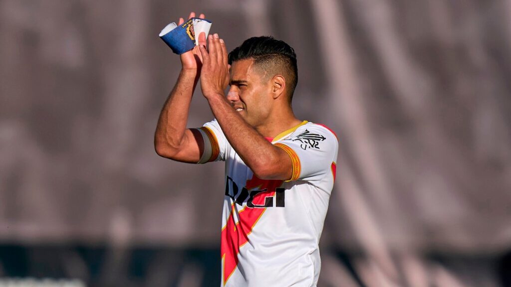 Radamel Falcao García agradece a los hinchas. - @RayoVallecano.