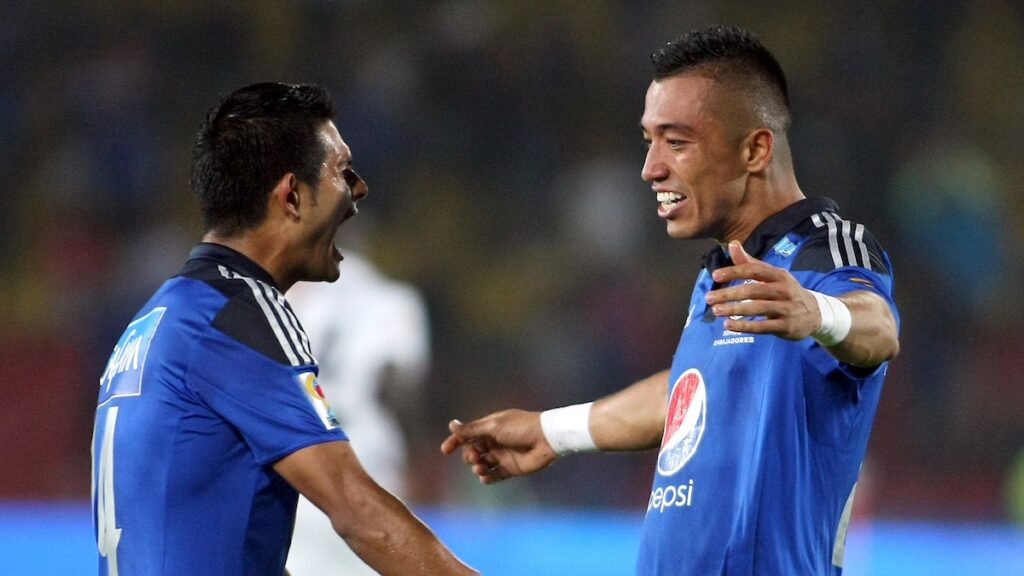 David Mackalister Silva y Fernando Uribe celebran un gol. - Vizzor Image.