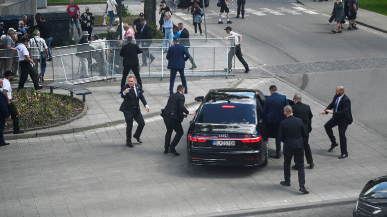 El primer ministro de Eslovaquia, Robert Fico, en peligro de muerte tras recibir varios disparos