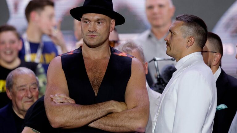 Tyson Fury ni voltea a ver a Oleksander Usyk en el careo previo a la pelea