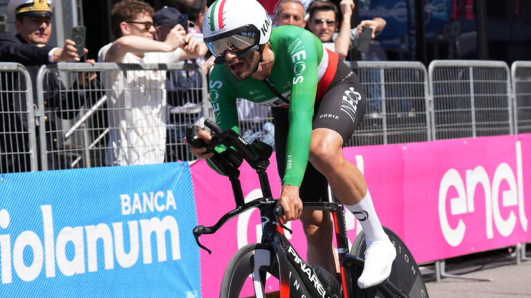 Filippo Ganna vuela y arrasa en la contrarreloj del Giro de Italia 2024 en Desenzano del Garda