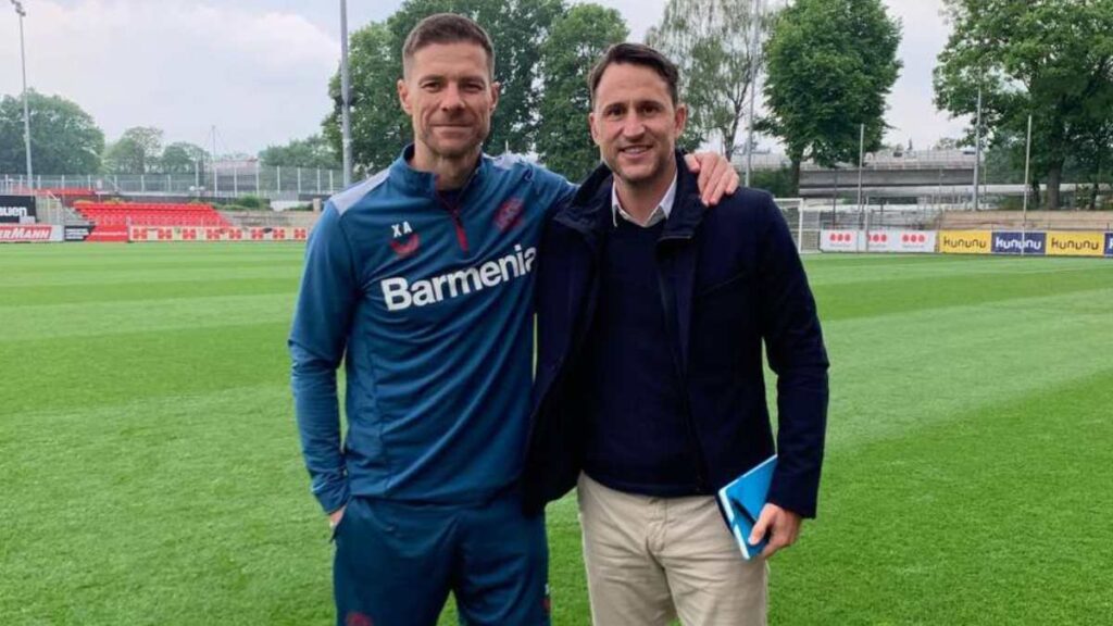 ¡Por la suerte del campeón! Beñat San José visita al Bayer Leverkusen y a su amigo Xavi Alonso