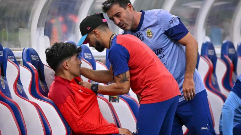 ¡Alarma en Chivas! Érick Gutiérrez sale lesionado del hombro en el Clásico Nacional