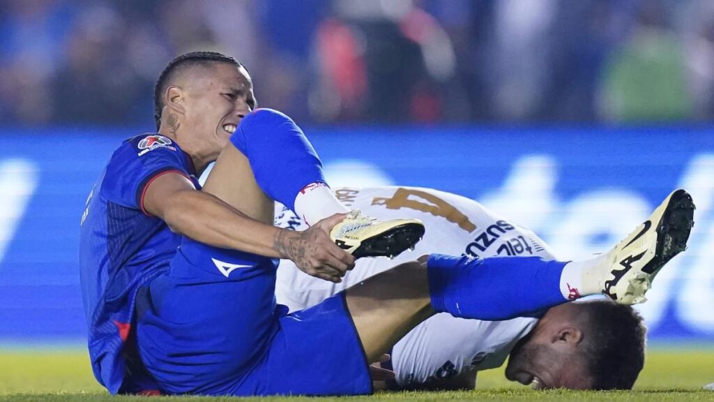 Uriel Antuna y un posible penalti ante Pumas