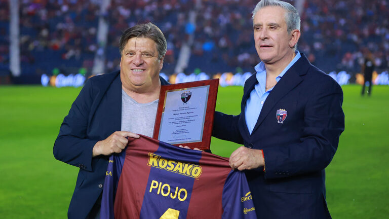 Miguel ‘Piojo’ Herrera recibe emotivo homenaje en el Atlante-Cancún FC