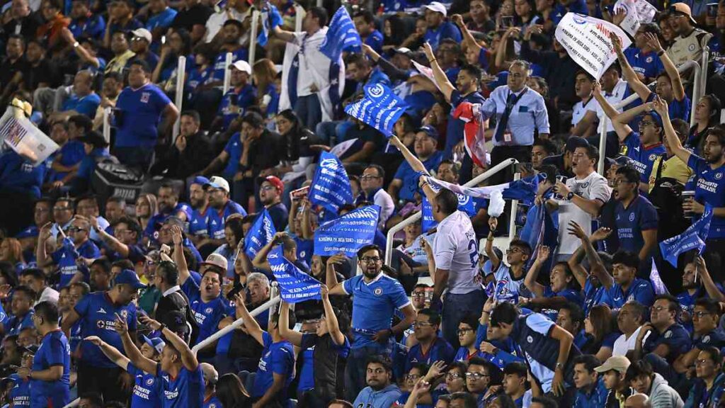 Cruz Azul recibe serenata de aficionados