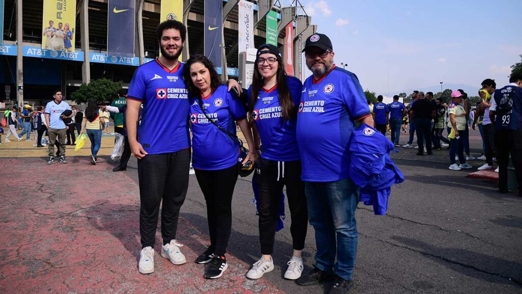 Aficionados de Cruz Azul mostraron su apoyo all equipo en su llegada al Azteca