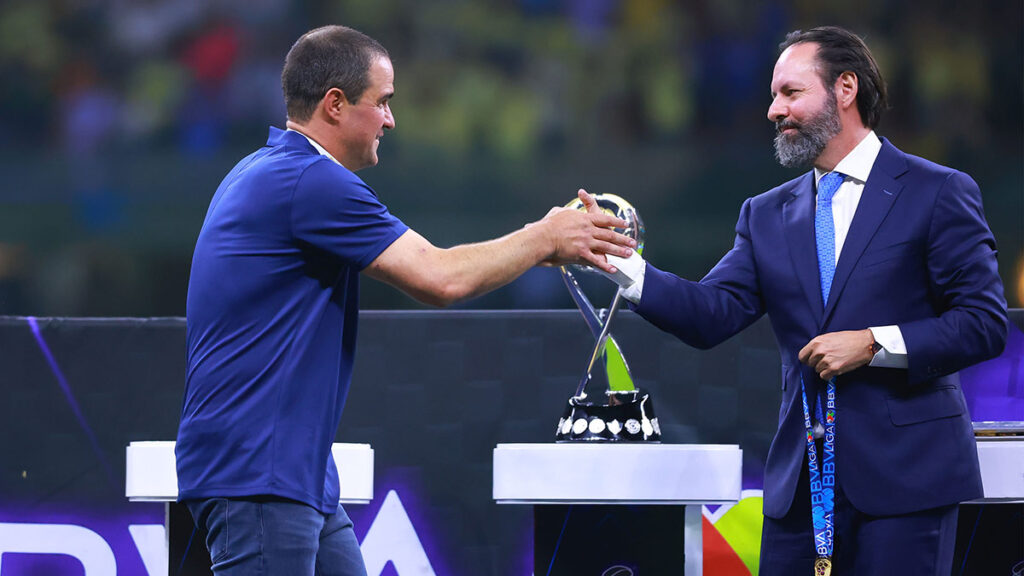 André Jardine sale en defensa del América tras polémica arbitral