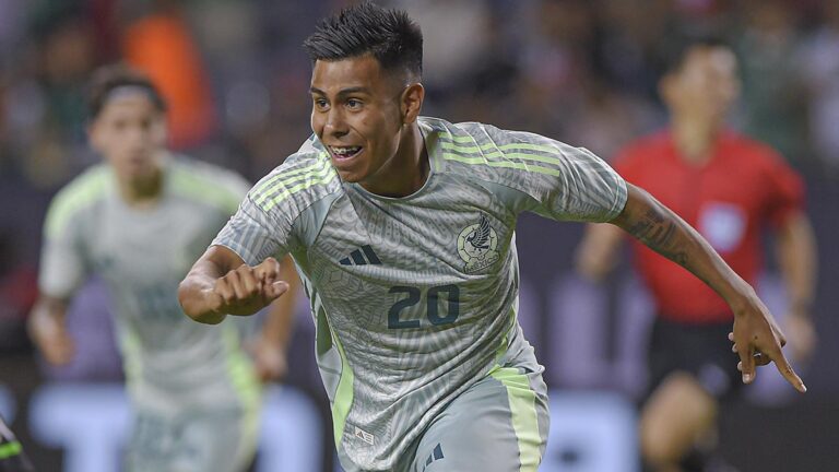 Efraín Álvarez consigue su primer gol con la selección mexicana en el duelo ante Bolivia