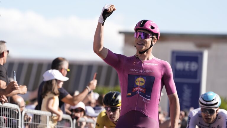 Jonathan Milán está imparable y se corona en el sprint final de la etapa 13 del Giro de Italia