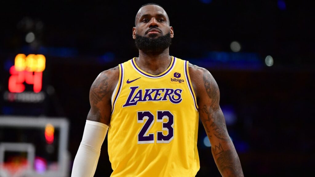 LeBron James está fundido tras la eliminación los Lakers. | Reuters