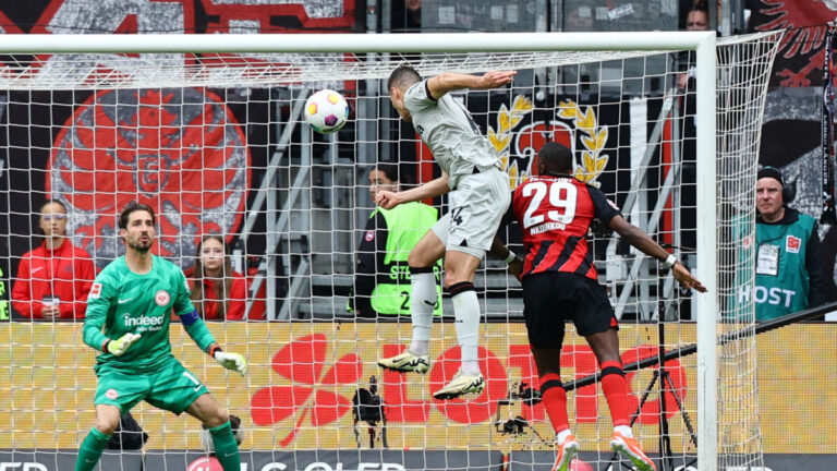 El Bayer Leverkusen golea al Eintracht Frankfurt y sigue de celebración en la Bundesliga