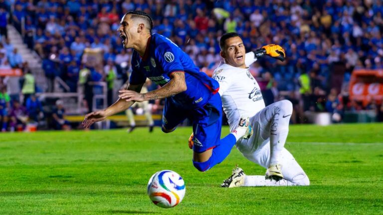 Uriel Antuna adelanta a Cruz Azul con un penalti, ¿era tarjeta roja para Luis Ángel Malagón?