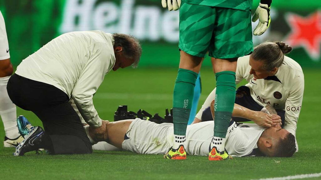 Hernández sufrió la lesión ante el Borussia Dortmund. Reuters