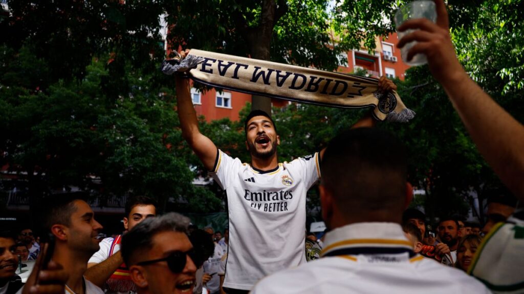 La afición del Madrid le canta a Messi | REUTERS/Susana Vera