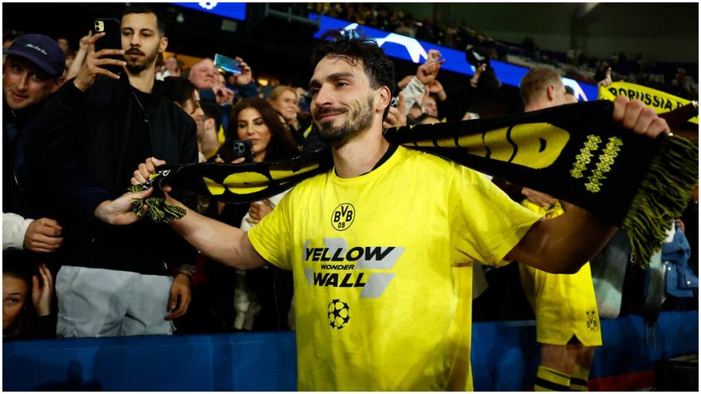 Mats Hummels celebra con la afición del Dortmund | Reuters; Meyssonnier