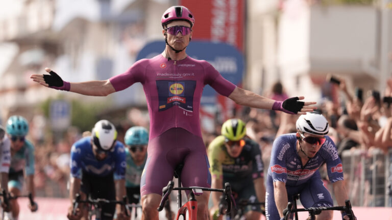 Jonathan Milán está imparable y se corona en el sprint final de la etapa 13 del Giro de Italia