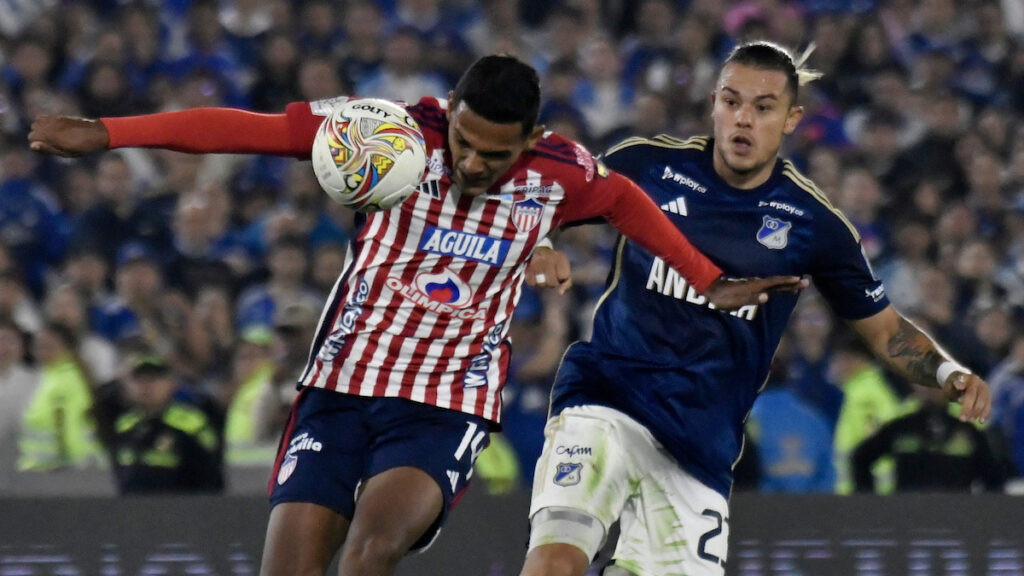 Hómer Martínez y Leonardo Castro disputan la pelota. - Vizzor Image.