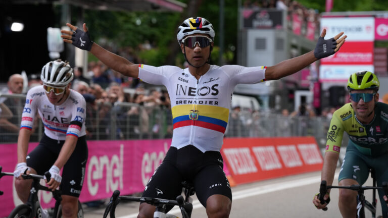 Jhonatan Narváez vence a Tadej Pogacar en el sprint final de la etapa 1 del Giro de Italia en Turín  y se lleva una imponente victoria