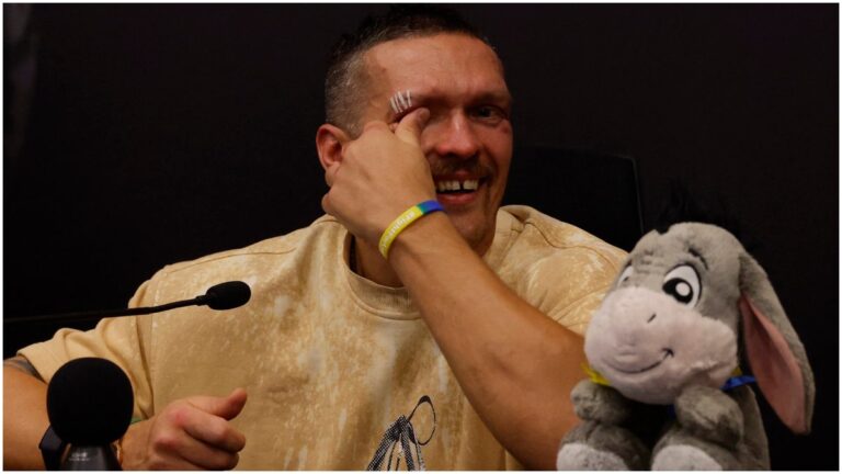 Oleksandr Usyk se suelta a llorar después de asegurar su nombre en la historia del boxeo