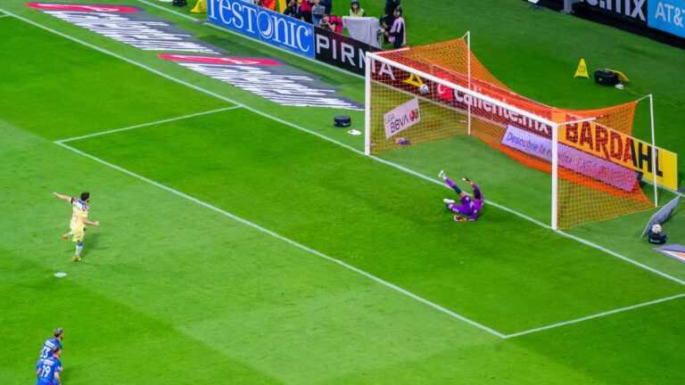 El Gato Ortiz señala un polémico penalti a favor del América que Henry Martín convierte en gol